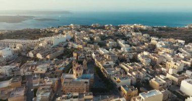 Gozo Malta 'nın Hondoq Qala adası. Akdeniz kıyısında antik mimarisi olan güzel bir şehrin kentsel manzarası. Yüksek kalite 4k görüntü