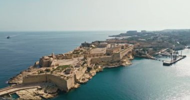Malta adasındaki Ricasoli Kalesi 'nin havadan görünüşü. Akdeniz 'in tarihi turistik şehir manzarasındaki kalıntıların güzel antik mimarisi. Yüksek kalite 4k görüntü