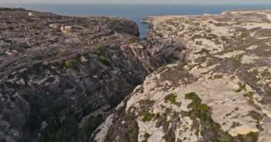 Gozo Adası Akdeniz Sahilleri, Engebeli Kıyı Şeritleri ve Resimli Turist Manzaraları 'nın nefes kesici hava görüntüleri. Yüksek kalite 4k görüntü