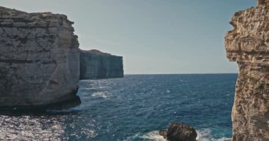 Gozo Island Malta 'daki Sersemletici Mantar Kayası' nın Uçan Dalgalar ve Akdeniz 'deki Dramatik Rocky Sahili. Yüksek kalite 4k görüntü