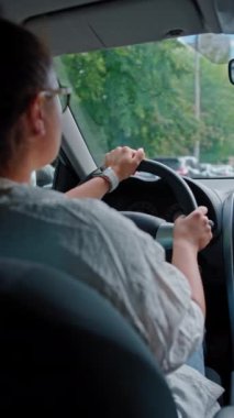 Şehir Trafiğinde Araba Kullanan İş Kadını İşe Dönüş Yolunda Şehir Yolunda Direksiyonu tutuyor. Yüksek kalite 4k görüntü