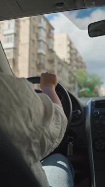 Ofise Gidiş Gidiş Gidiş Gidiş Gidiş Gidiş Yolunda Şehir Trafiğinde Dolaşırken Direksiyonu Tutan İş kadınının Detaylı Çekimi. Yüksek kalite 4k görüntü