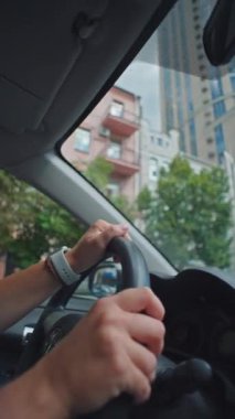 İşe Dönüş Gezisi sırasında Şehir Trafiğinde Araba Kullanan Kadın Elleri 'nin Yakın Çekimi. Yüksek kalite 4k görüntü