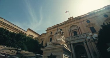 Popüler Avrupa Turizm Şehri 'nde Güzel Tarihi Mimari ve Cazibeli Caddelerin yer aldığı Valletta Malta' da Manzaralı Yürüyüş. Yüksek kalite 4k görüntü