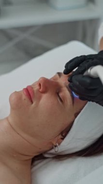 Profesyonel Spa Merkezinde Güzellik ve Sağlık Kozmetikçisi tarafından İleri Deri Bakımı Alınan Kadın. Yüksek kalite 4k görüntü