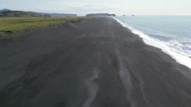 İzlanda 'nın Atlantik kıyısındaki Dyrholaey Sahili' nin Havadan Görüntüsü Eşsiz Kara Kum ve Arktik Bölgesi 'ndeki Güzel Doğal Manzara. Yüksek kalite 4k görüntü