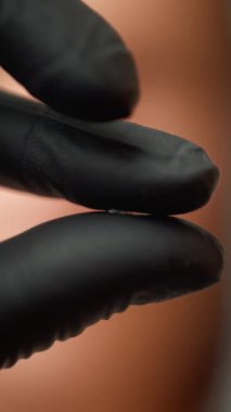 Üzerinde jöle olan doktor parmakları. Bir kozmetikçi tarafından ilaçların kontrol edilmesi. Yüksek kalite 4k görüntü