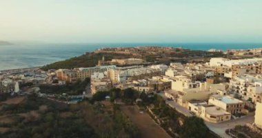 Hondoq Qala Gozo Malta 'nın Kıyı Resorts Havuzu ve Rocky Akdeniz Gevşeme Manzarası. Yüksek kalite 4k görüntü