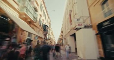 Cumhuriyet Caddesi, Valletta 'nın Malta adasındaki videosu. Adanın merkezindeki tarihi turist caddesinde insanlar geziniyor ve mimariye bakıyor. Yüksek kalite 4k görüntü