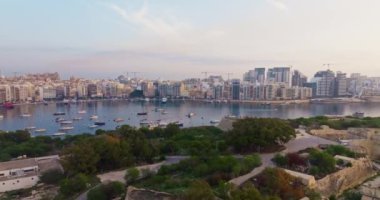 Valletta, Malta 'daki yat limanının havadan görüntüsü. Adanın körfezindeki demirleme yerlerinde şehrin turistik Akdeniz 'de güzel bir manzarası var. Yüksek kalite 4k 