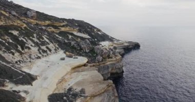 Dik Kayalık Kıyılarda Dalgaların Dalgalandığı Malta 'daki Güzel Akdeniz Sahili' nin Nefes Kesen Hava Görüntüsü. Yüksek kalite 4k görüntü