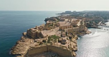 Malta adasındaki Ricasoli Kalesi 'nin havadan görünüşü. Akdeniz kıyısında bir kale Avrupa 'da güzel bir turistik kentin şehir manzarasında. Yüksek kalite 4k görüntü