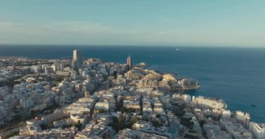 Akdeniz kıyısındaki Modern Yüksek Binalı Mimarisi Avrupa 'da Popüler Turizm Merkezi olan St. Julians Malta Şehir Manzarası. Yüksek kalite 4k görüntü