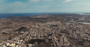 Victoria Cityscape 'in Manzaralı İnsansız Hava Aracı Çekimi Gozo Island Malta' da Çarpıcı Akdeniz Kıyısı ve Tarihi Sokaklar ile. Yüksek kalite 4k görüntü