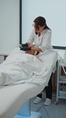 Bir kozmetikçi kozmetolojide bir kadına güzellik prosedürü uyguluyor. Güzellik ve sağlık uzmanı kozmetoloji. Yüksek kalite 4k görüntü