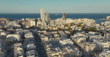 Hava manzaralı St. Julians Malta. Akdeniz kıyısındaki şehir merkezinin güzel bir manzarası var. Yüksek kalite 4k görüntü