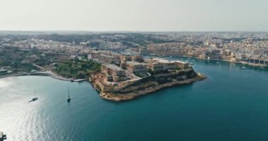 Tarihi Sokaklar ve Akdeniz Kıyı Kenti Antik Binaları ile Kalkara Malta 'nın çarpıcı hava manzarası. Yüksek kalite 4k görüntü