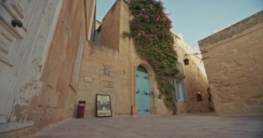 Mdina, Malta 'daki turistik eski sokakların mimarisi. Tarihi binaların şehir manzarası. Avrupa 'da bir adada bir turizm merkezinde. Yüksek kalite 4k görüntü