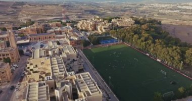 Malta hava manzaralı bir şehrin kentsel manzarasında futbol stadyumu. Bir Avrupa şehrinin şehir merkezinde antrenman için bir spor sahası. Yüksek kalite 4k görüntü
