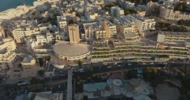 Akdeniz kıyılarındaki St. Julians Malta 'nın Büyüleyici Caddeleri ve Mimarisi' nin Hava Görüntüsü. Yüksek kalite 4k görüntü