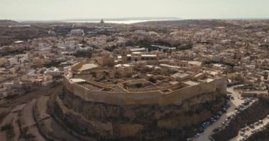 Malta Gozo Adası 'ndaki Tarihi Rabat Victoria Kalesi' nin İnsansız Hava Aracı Görüntüsü Panoramik Akdeniz manzaralı. Yüksek kalite 4k görüntü