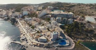 Malta adasındaki Bugibba 'nın hava manzarası. Akdeniz 'in turistik kentinde, mimarlık şehrinin sokaklarının kentsel manzarası. Yüksek kalite 4k görüntü