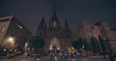 Santa Cruz Katedrali ve Santa Eulalia Barselona 'nın hareket zamanı. Gotik tapınağın gece mimarisi, Avrupa turizm merkezi, Katalonya. Yüksek kalite 4k görüntü