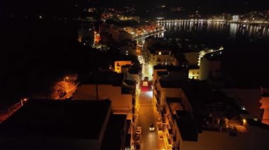 Malta Adası Şehir Işıkları ve Trafik Gece Görüşü, Popüler Akdeniz Turizm Merkezinde Çarpıcı Mimarlık ve Aydınlatma Yolları. Yüksek kalite 4k görüntü