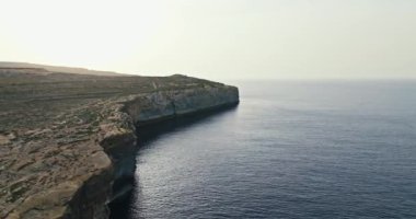 Malta 'nın Gozo adasındaki deniz manzarası. Kayalık sahil, güzel doğa, Akdeniz manzarası. Yüksek kalite 4k görüntü