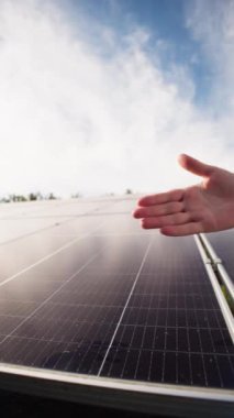 Güneş panelleri montajı ile ilgili anlaşma sonuçlandı. Bir erkek ve bir kadın el sıkışıyor. Ekolojik güneş enerjisi üretimi. Yüksek kalite 4k görüntü