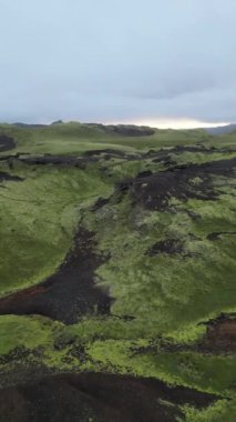 Kuzey Kutup Bölgesi 'ndeki İzlanda Dağları ve Tundra Vadileri' nin Nefes Kesen Hava Görüntüleri Kutup Çemberinin Ötesinde Güzel Doğal Seyahat ve Macera Manzarası Sunuyor. Yüksek kalite 4k 