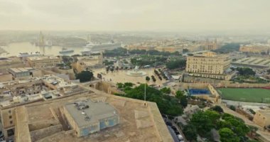 Valletta Malta sokaklarının büyüleyici hava manzarası. Merkezi Meydan 'ı ve Turist Dost Şehir' deki Antik Şehir Mimarisini vurguluyor. Yüksek kalite 4k görüntü