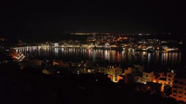 Malta adasındaki güzel şehir manzarası manzarası. Avrupa 'nın tarihi ve turistik şehirlerinin kentsel manzarasında gece şehrin ışıkları. Yüksek kalite 4k görüntü