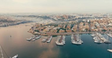 Malta adasındaki Valletta Limanı 'nın Güzel Körfez Şehir Manzarası' na demirlemiş yat ve tekneleriyle hava görüntüsü. Yüksek kalite 4k görüntü