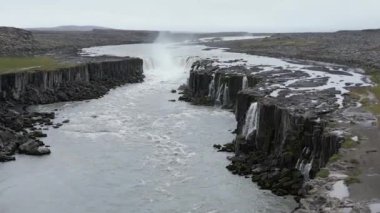 Godafoss 'un havadan görünüşü ya da İzlanda Tanrılarının Şelalesi. Doğanın güzelliği, şelaleler şelalesi, Kuzey Kutup Dairesi 'nin ötesinde bir turistik yer. Yüksek kalite 4k görüntü