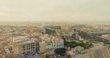 Valletta Malta Şehri 'nin nefes kesici hava manzarası. Merkezi Meydan ve Avrupa Turizm Adası' ndaki eşsiz Antik Şehir Mimarisi. Yüksek kalite 4k görüntü