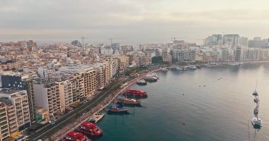 Valletta Malta 'nın Kentsel Manzarasını Avrupa' da Popüler Turizm Merkezi olarak Marina 'da Tekne ve Yatların yer aldığı Tarihi Sokaklar ve Binalarla Vurguluyor.