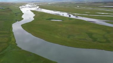 İzlanda Arktik Tundra 'da, Doğa ve Turizm Fırsatlarının Güzelliğini Vurgulayan Bir Nehrin Görkemli Hava Görüntüsü. Yüksek kalite 4k görüntü
