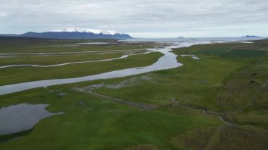İzlanda hava manzaralı tundra nehri. Kutup dairesinin ötesindeki güzel nehirler okyanusa akar, doğa manzarası. Yüksek kalite 4k görüntü