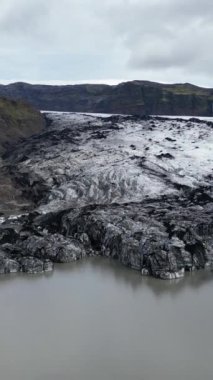 İzlanda 'daki Vatnajokull Buzulu' nun nefes kesici hava manzarası iklim değişikliği nedeniyle buzulların eridiğini gösteriyor. Yüksek kalite 4k görüntü