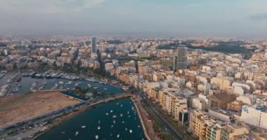 Güzel Akdeniz Körfezi 'nde tekne ve yatlarla Valletta limanının çarpıcı hava manzarası Kentsel Manzarayı ve Turizmi vurguluyor. Yüksek kalite 4k görüntü