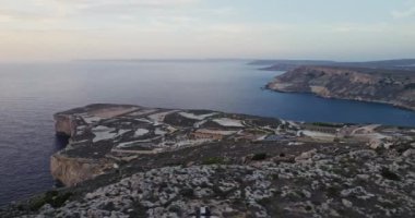 Malta adasındaki deniz kıyısının güzel doğa manzarasının havadan görünüşü. Avrupa 'da Akdeniz' in kayalık kıyıları. Yüksek kalite 4k görüntü