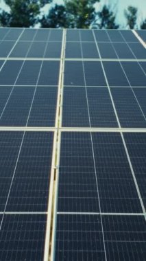 Elektrik dikey video üreten güneş panellerine yakın çekim. Yeşil enerji, çevre koruma, güneş enerjisi ve eko elektrik. Yüksek kalite 4k görüntü