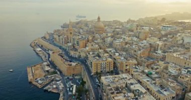 Sunset 'te Valletta Malta' nın Havadan Manzarası Tarihi Binalar ve Görkemli Katedrallerle Güzel Şehir Manzarası. Yüksek kalite 4k görüntü