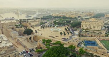 Valletta Malta sokaklarının şehir manzarası, hava manzarası. Şehrin Avrupa 'da antik mimari ve kentsel yapısına sahip bir turizm adasındaki merkez meydanı. Yüksek kalite 4k görüntü