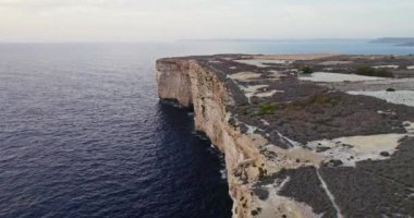 Güzel Doğa Manzaraları ve Akdeniz Kayalıklarına Çarpan Dalgalarla Malta 'nın Rocky Sahilleri' nin Havadan Görüntüsü. Yüksek kalite 4k görüntü