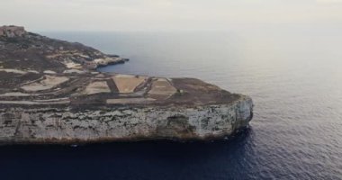 Akdeniz 'in Rocky Kayalıkları ve Dalgaları' nı gösteren kıyı şeridi boyunca Maltas 'ın nefes kesici tabiat manzarası. Yüksek kalite 4k görüntü