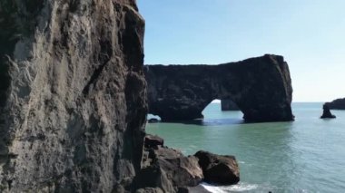 Dyrholaey, İzlanda Havacılık 'ı kayalıklardan görüyor. Kuzey Kutbu 'nun turistik manzarasında okyanus tarafından yıkanan güzel kayalar. Yüksek kalite 4k görüntü