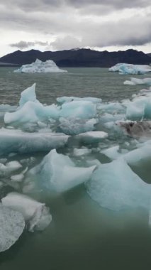 İzlanda 'daki eriyen buzulların hava manzarası. Adanın güzel doğası, iklim değişikliğine ve küresel ısınmaya karşı çevre koruma kavramı. Yüksek kalite 4k görüntü