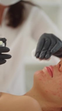 Bir kozmetikçi cilt esnekliğini arttırmak, kırışıklıkları azaltmak ve güzellik kliniğinde su kaybını arttırmak için yüz biyoevrizasyonu enjeksiyonları için şırınga kullanıyor. Yüksek kalite 4k görüntü